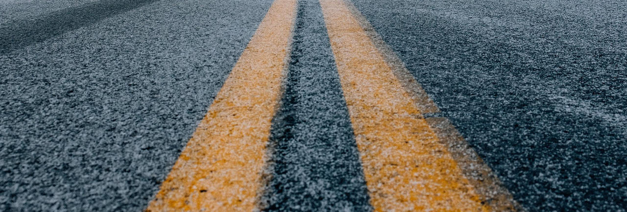 公路黄线奔跑全国交通安全日背景模板