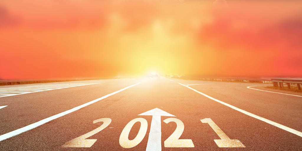 2021新春跨年人物飞奔海报2021字牛年2021年新年赛道跨年背景