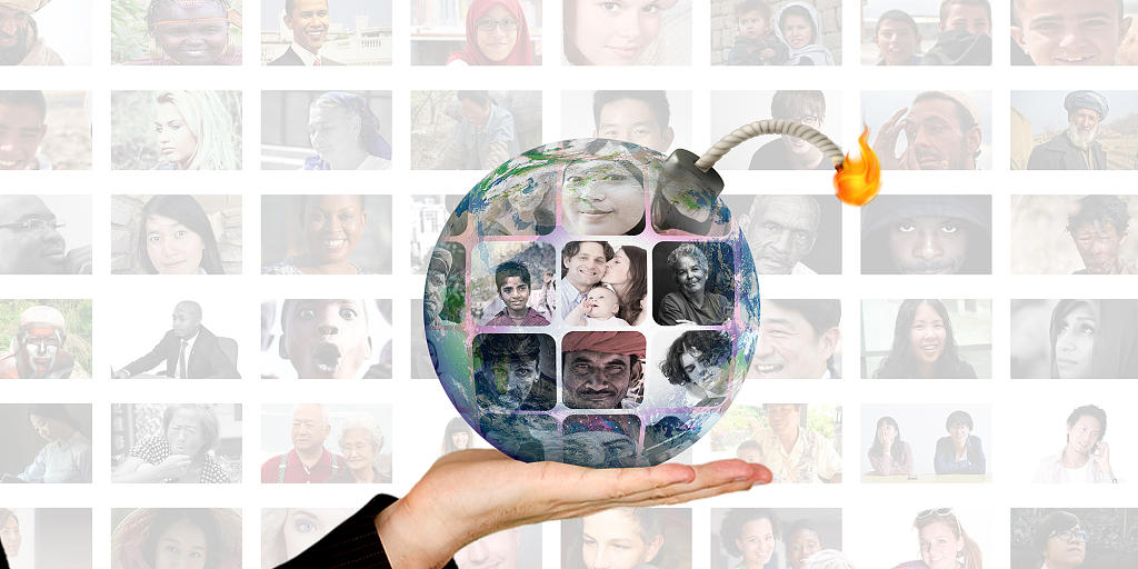蓝色场景科地球人物照片手世界人口日展板背景