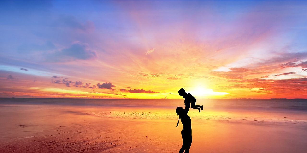 日落夕阳下海边的母子海报剪影幸福童年美好童年母亲节展板