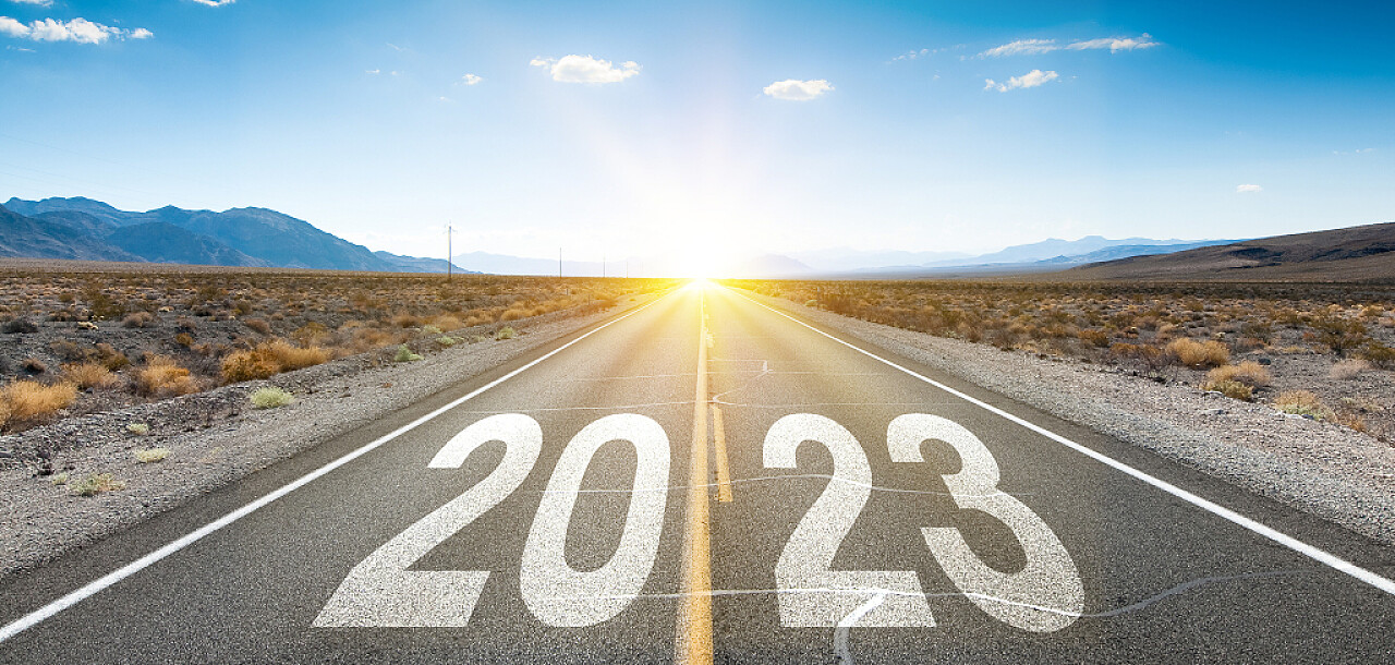 蓝色跨年道路2023年阳光远方奔跑背景
