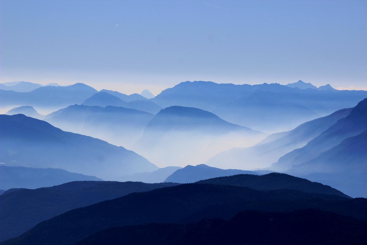 蓝色自然诗意水墨远近高低各不同的群山自然山峰背景图片免费下载 图星人
